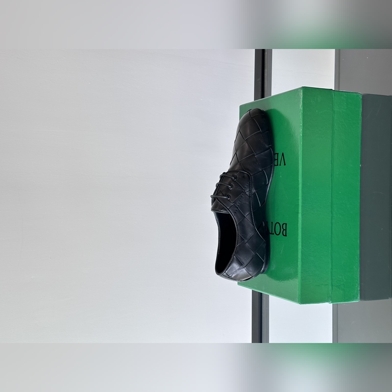 BV 新款男士休閑一腳蹬真皮大底皮鞋，這款休閑一腳蹬皮鞋選用柔軟小牛皮純手工編織