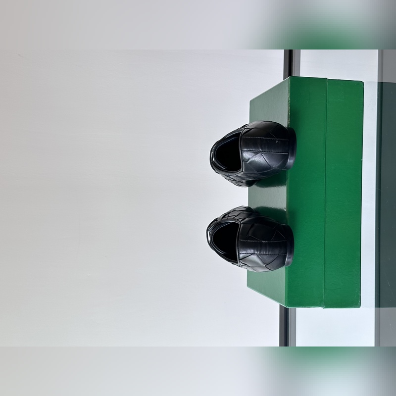 BV 新款男士休閑一腳蹬真皮大底皮鞋，這款休閑一腳蹬皮鞋選用柔軟小牛皮純手工編織