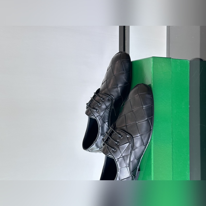 BV 新款男士休閑一腳蹬真皮大底皮鞋，這款休閑一腳蹬皮鞋選用柔軟小牛皮純手工編織