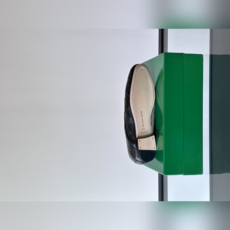 BV 新款男士休閑一腳蹬真皮大底皮鞋，這款休閑一腳蹬皮鞋選用柔軟小牛皮純手工編織