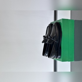 BV 新款情侶款 休閑一腳蹬皮鞋，這款休閑一腳蹬鞋選用柔軟牛皮材質(zhì)，成就輕盈質(zhì)地