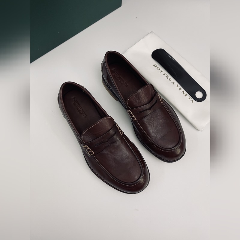 BV 新款男士絨休閑一腳蹬樂福鞋，這款休閑一腳蹬樂福鞋選用柔軟牛皮材質，成就輕盈