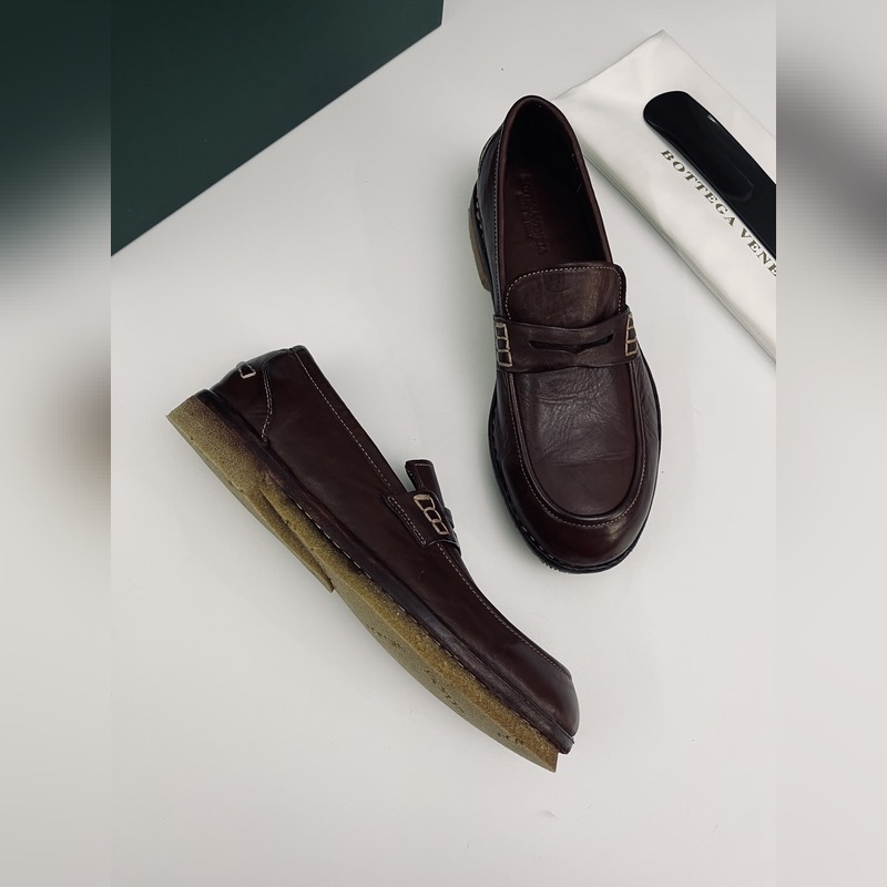 BV 新款男士絨休閑一腳蹬樂福鞋，這款休閑一腳蹬樂福鞋選用柔軟牛皮材質，成就輕盈