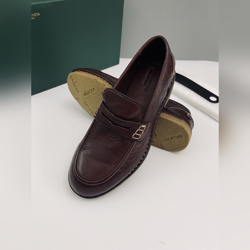 BV 新款男士絨休閑一腳蹬樂福鞋，這款休閑一腳蹬樂福鞋選用柔軟牛皮材質，成就輕盈