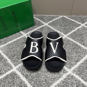 BV 男士拖鞋鞋，鞋面印有l(wèi)ogo裝飾，時尚百搭，可為各式造型增光添彩。塑造獨具