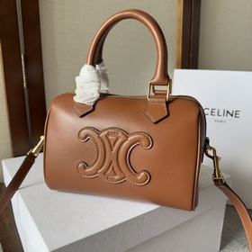 新品上線 CELINE22秋冬新品 凱旋門小號波士頓枕頭包出皮質和織物材質啦!，