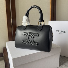 新品上線 CELINE22秋冬新品 凱旋門小號波士頓枕頭包出皮質和織物材質啦!，