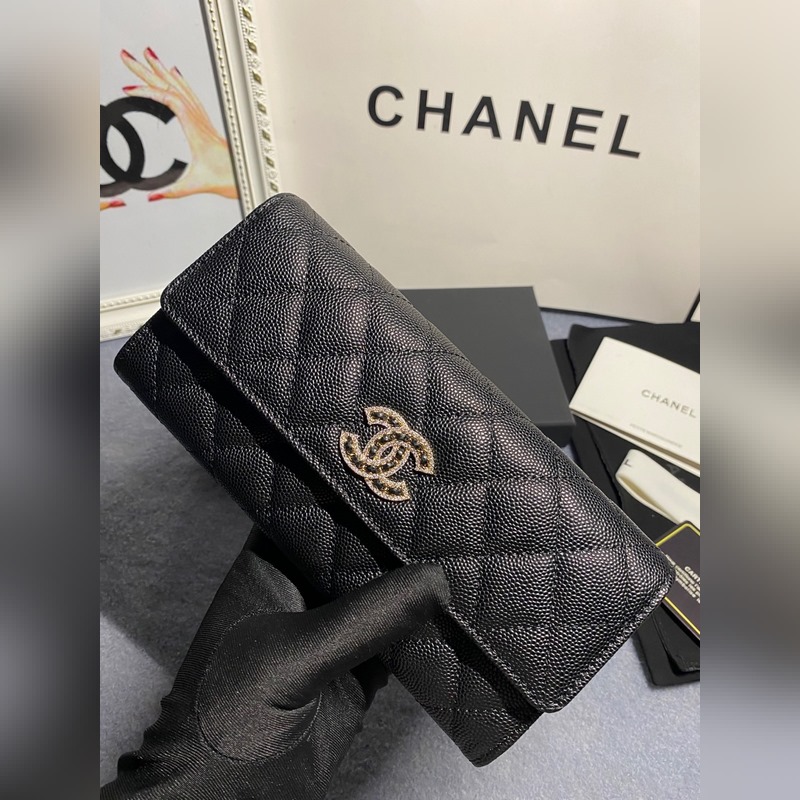 CHANEL 兩折長(zhǎng)夾口蓋錢包到貨 頭層牛皮搭配新款logo同樣是穿皮旁邊鑽石包