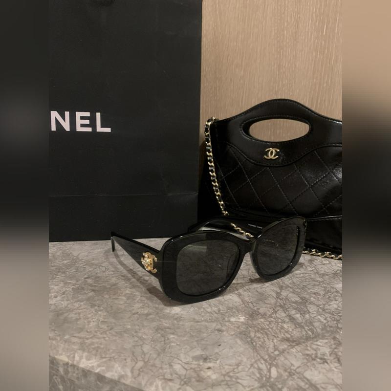 Chanel墨鏡 5468分量更重一點 雙C水鑽很時髦 貓眼型的5422感覺更不