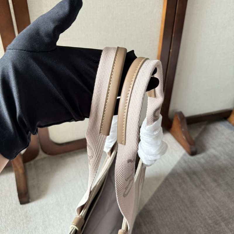 中號(hào)      Chloe 新品23Woody Family 托特包