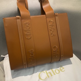 Chloe Woody Tote皮質産品細節 光滑小牛皮托特包，飾Chloé標識