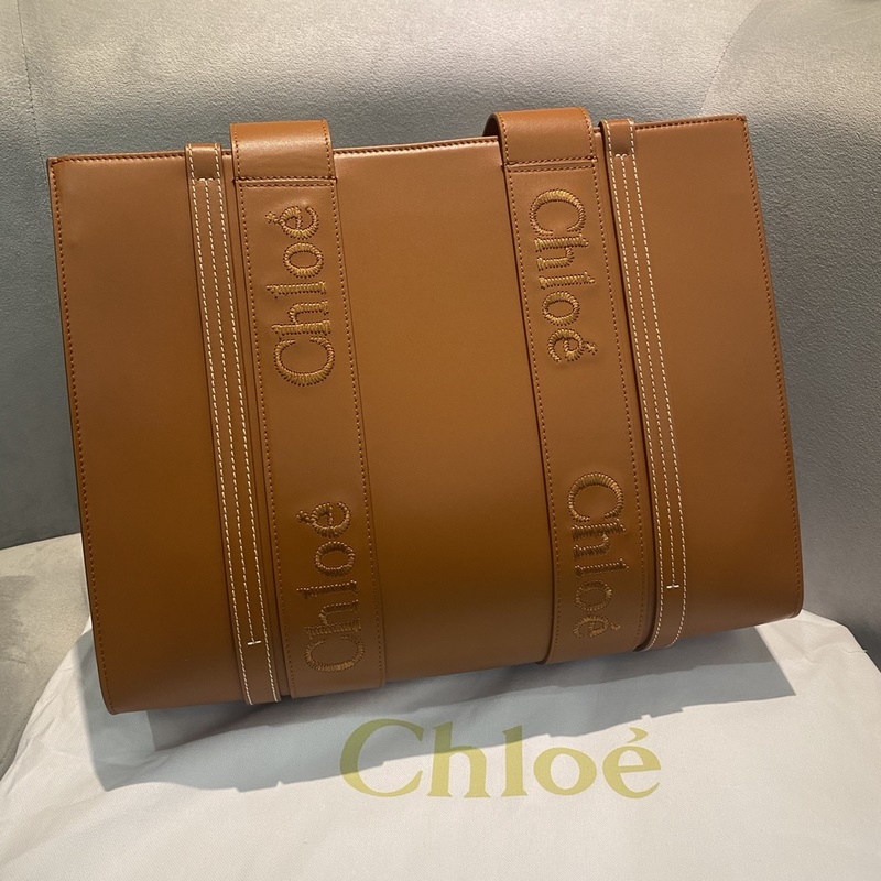 Chloe Woody Tote皮質産品細節 光滑小牛皮托特包，飾Chloé標識