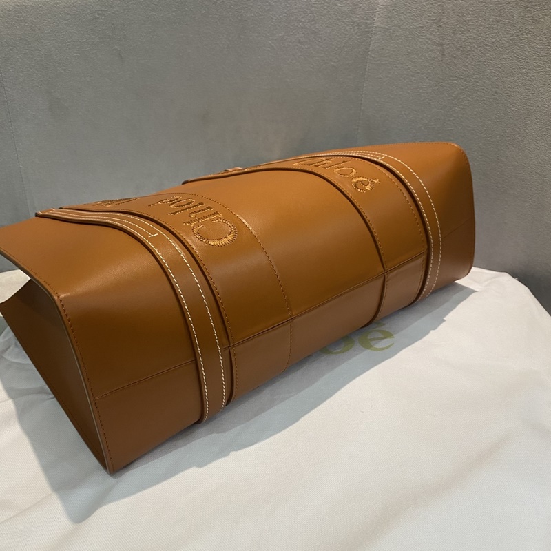 Chloe Woody Tote皮質産品細節 光滑小牛皮托特包，飾Chloé標識