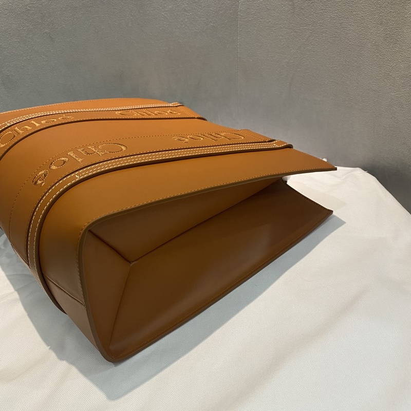 Chloe Woody Tote皮質産品細節 光滑小牛皮托特包，飾Chloé標識