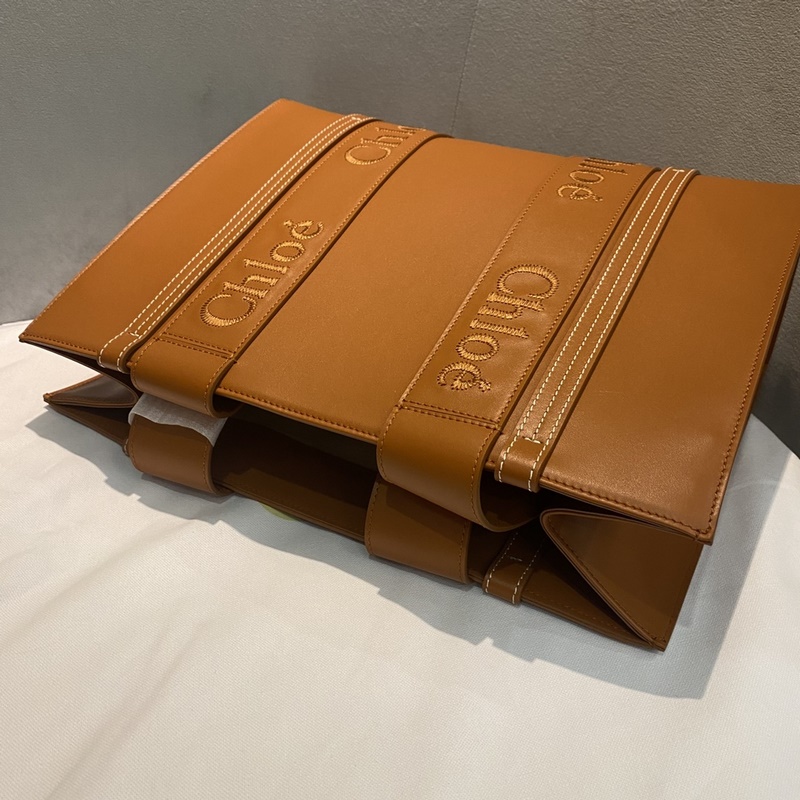Chloe Woody Tote皮質産品細節 光滑小牛皮托特包，飾Chloé標識