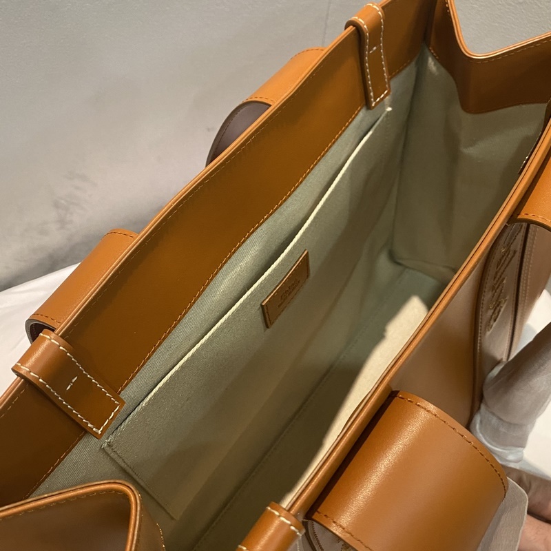 Chloe Woody Tote皮質産品細節 光滑小牛皮托特包，飾Chloé標識