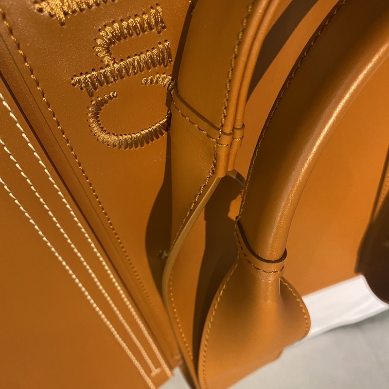 Chloe Woody Tote皮質産品細節 光滑小牛皮托特包，飾Chloé標識