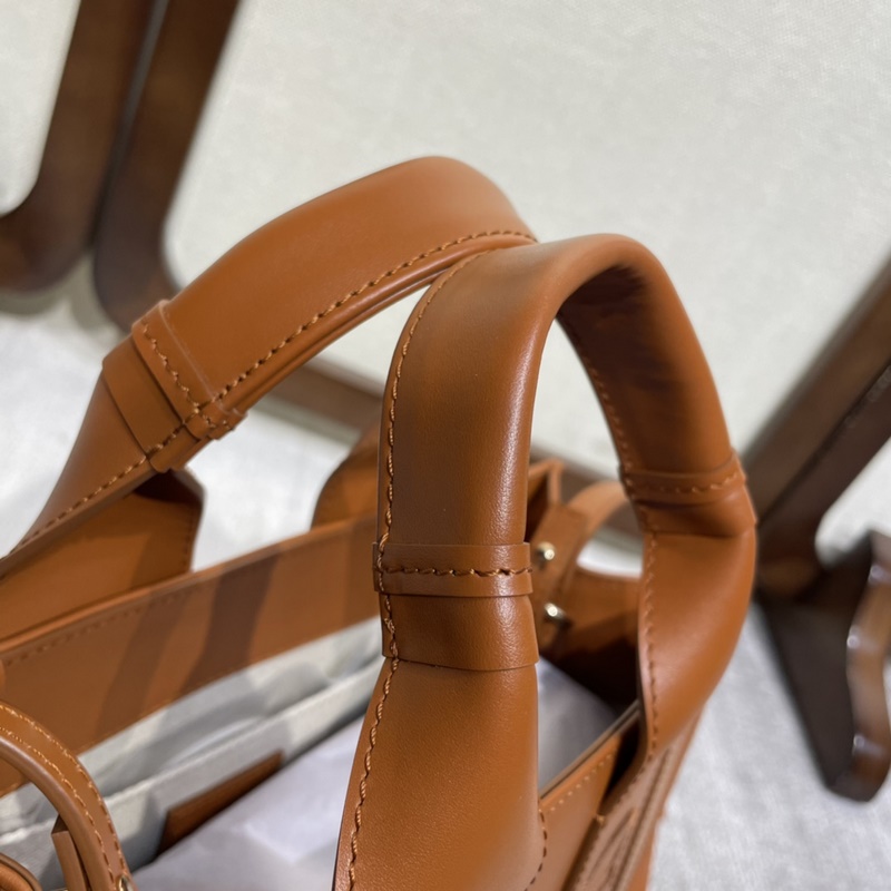 上新 ！Chloe22S Woody全皮質、優雅質感托特包絕絕子！！Woody系