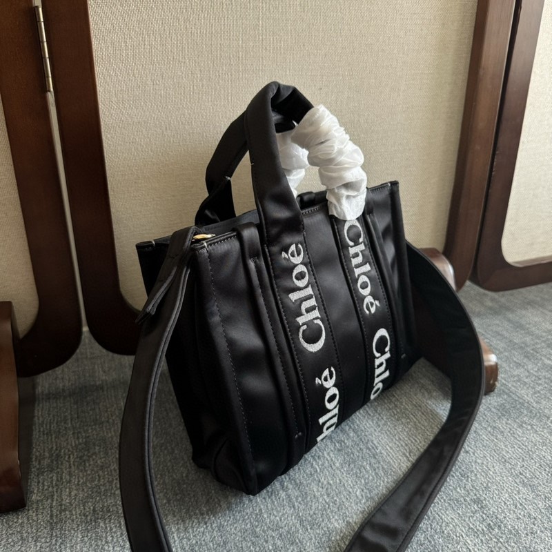 Chloe Woody中號托特包采用尼龍制成，是一款寬大的日常手袋。寬敞的內隔層