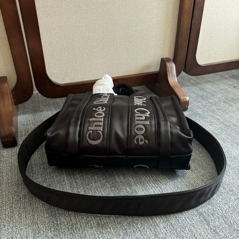 Chloe Woody中號托特包采用尼龍制成，是一款寬大的日常手袋。寬敞的內隔層