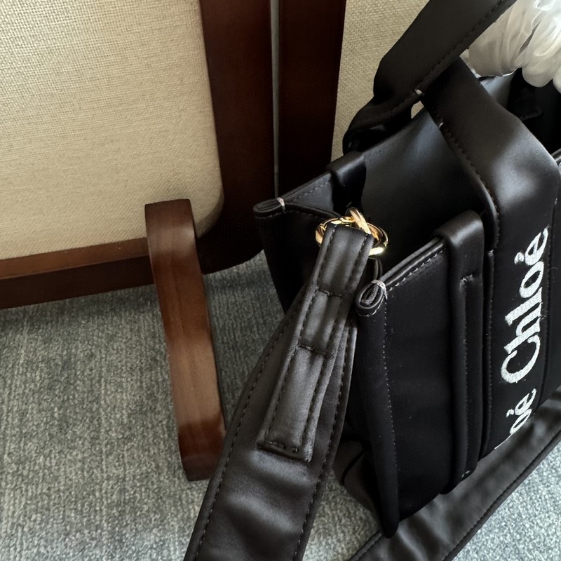 Chloe Woody中號托特包采用尼龍制成，是一款寬大的日常手袋。寬敞的內隔層