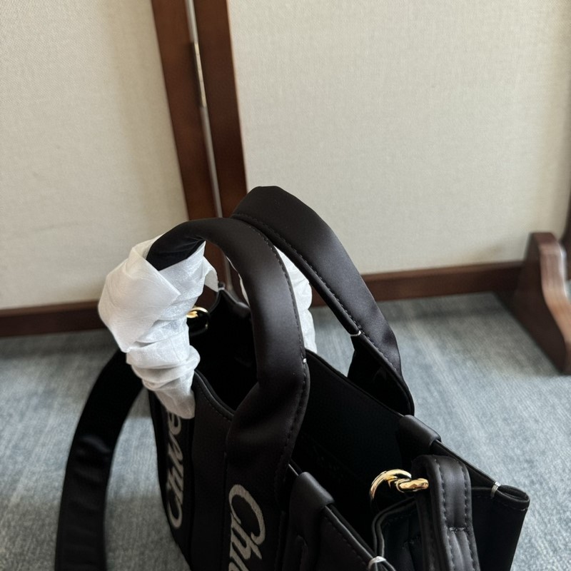 Chloe Woody中號托特包采用尼龍制成，是一款寬大的日常手袋。寬敞的內隔層