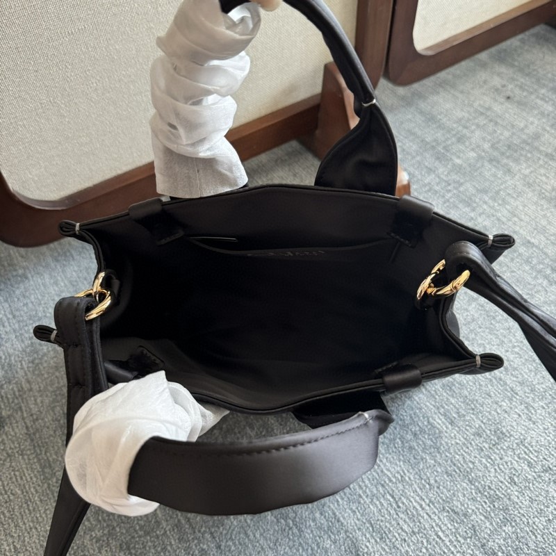 Chloe Woody中號托特包采用尼龍制成，是一款寬大的日常手袋。寬敞的內隔層