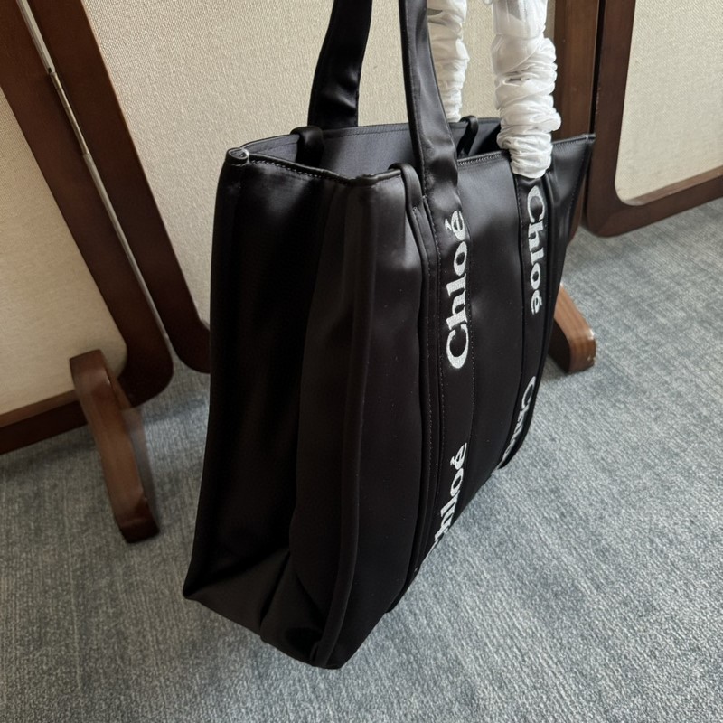 Chloe Woody中號托特包采用尼龍制成，是一款寬大的日常手袋。寬敞的內隔層