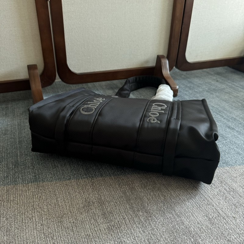 Chloe Woody中號托特包采用尼龍制成，是一款寬大的日常手袋。寬敞的內隔層