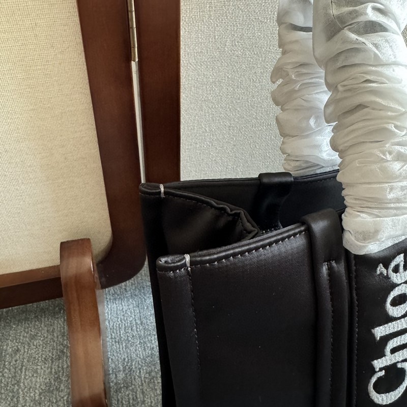 Chloe Woody中號托特包采用尼龍制成，是一款寬大的日常手袋。寬敞的內隔層