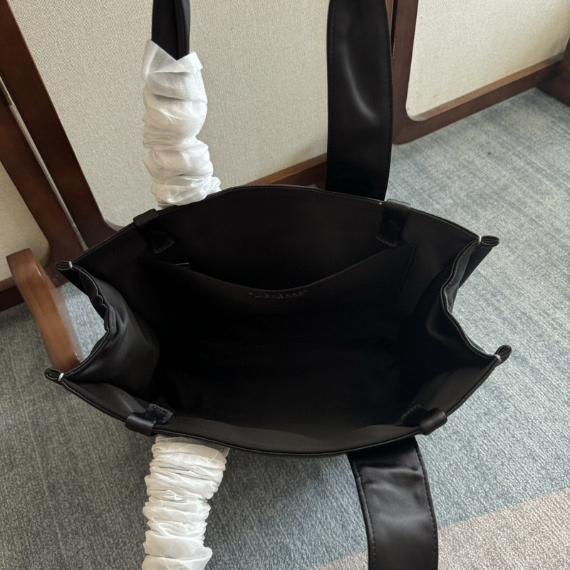 Chloe Woody中號托特包采用尼龍制成，是一款寬大的日常手袋。寬敞的內隔層