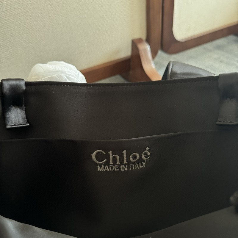 Chloe Woody中號托特包采用尼龍制成，是一款寬大的日常手袋。寬敞的內隔層