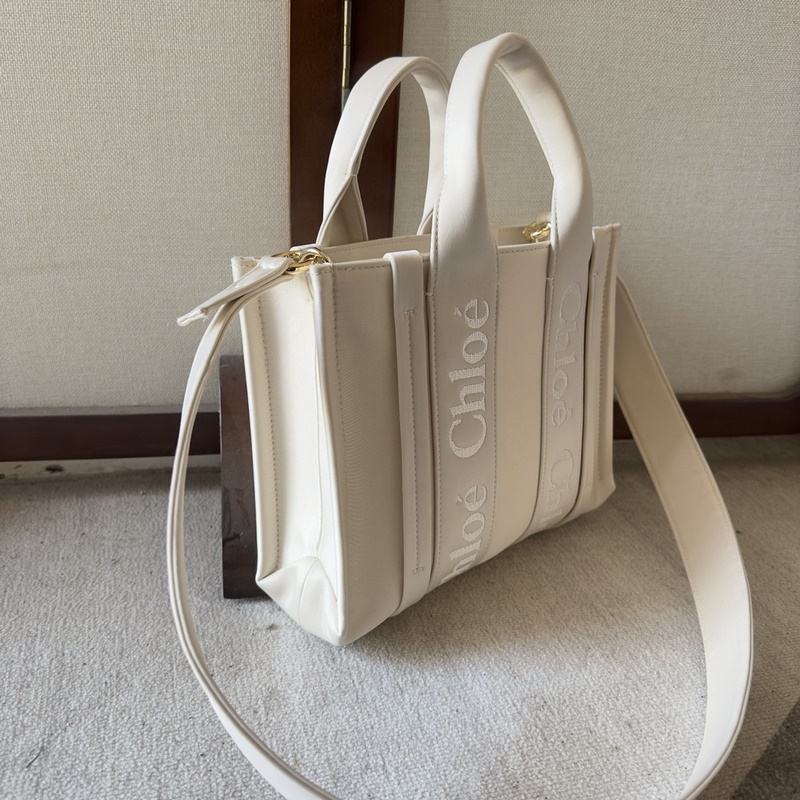 Chloe Woody中號托特包采用尼龍制成，是一款寬大的日常手袋。寬敞的內隔層