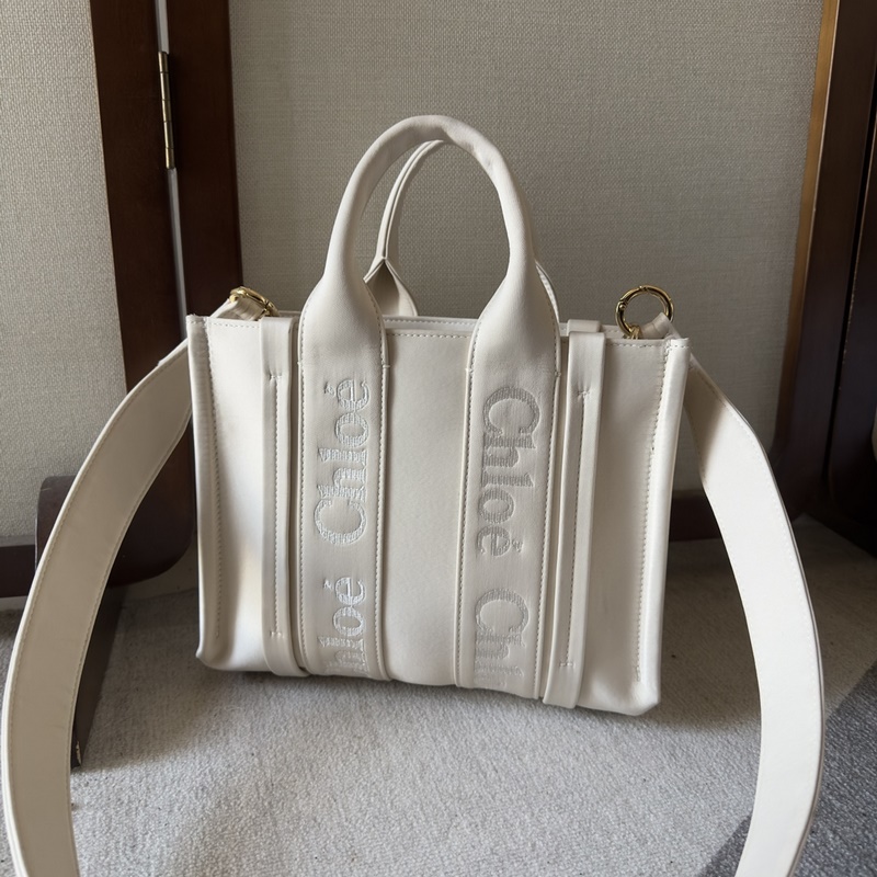 Chloe Woody中號托特包采用尼龍制成，是一款寬大的日常手袋。寬敞的內隔層