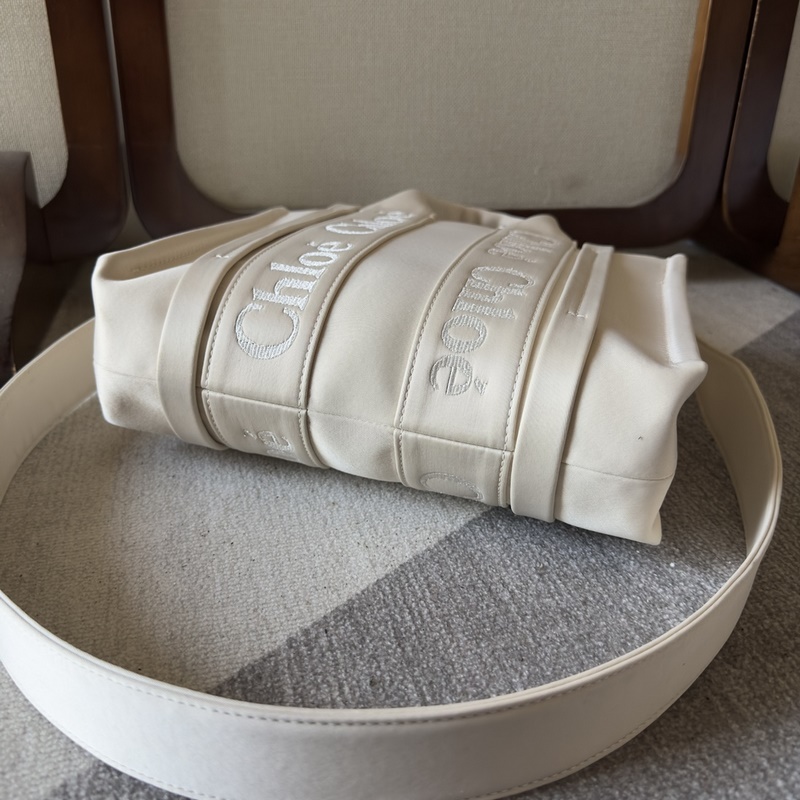 Chloe Woody中號托特包采用尼龍制成，是一款寬大的日常手袋。寬敞的內隔層