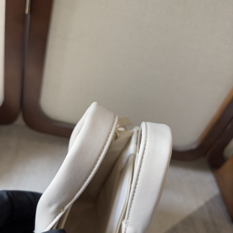 Chloe Woody中號托特包采用尼龍制成，是一款寬大的日常手袋。寬敞的內隔層