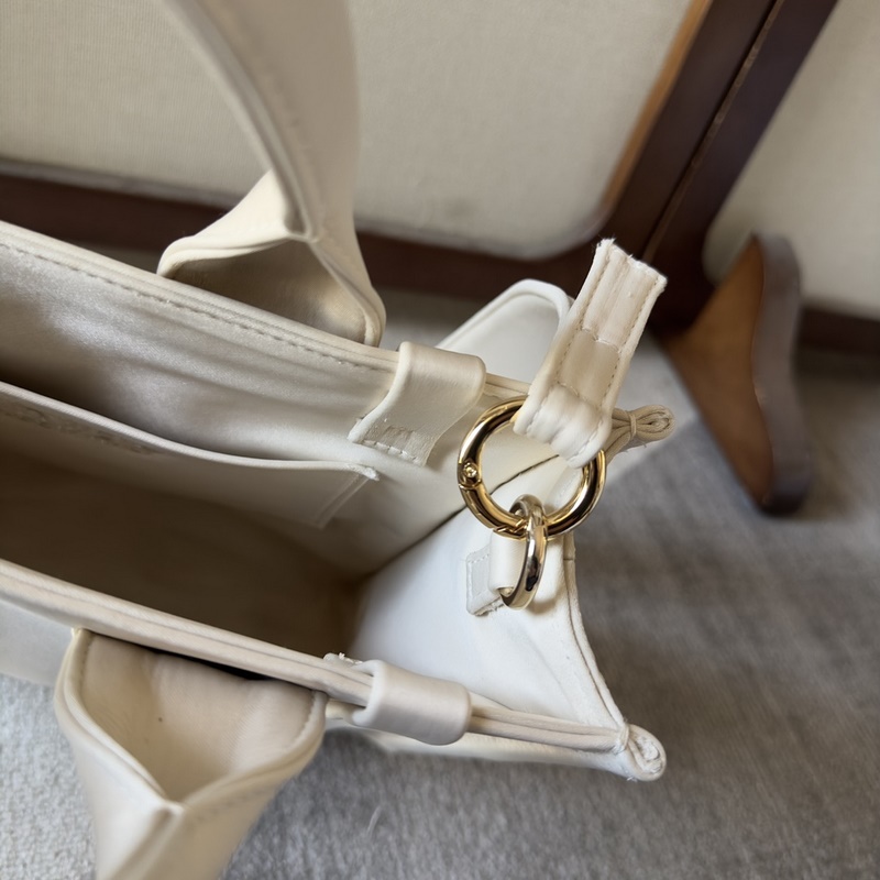 Chloe Woody中號托特包采用尼龍制成，是一款寬大的日常手袋。寬敞的內隔層