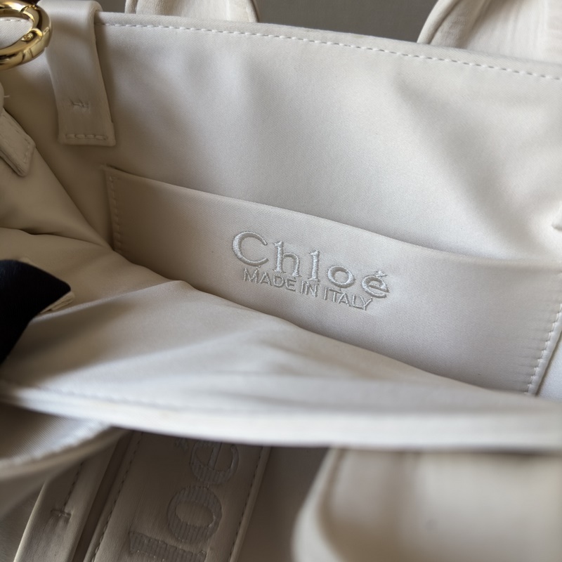 Chloe Woody中號托特包采用尼龍制成，是一款寬大的日常手袋。寬敞的內隔層