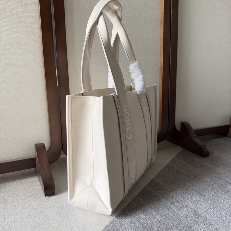 Chloe Woody中號托特包采用尼龍制成，是一款寬大的日常手袋。寬敞的內隔層