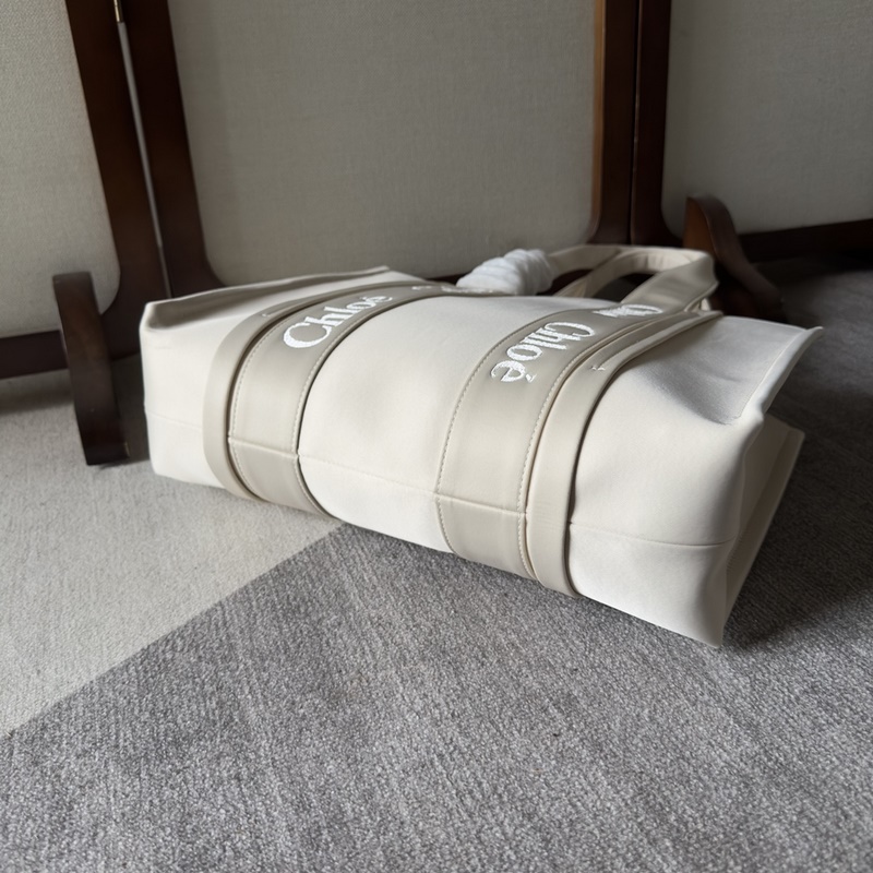 Chloe Woody中號托特包采用尼龍制成，是一款寬大的日常手袋。寬敞的內隔層