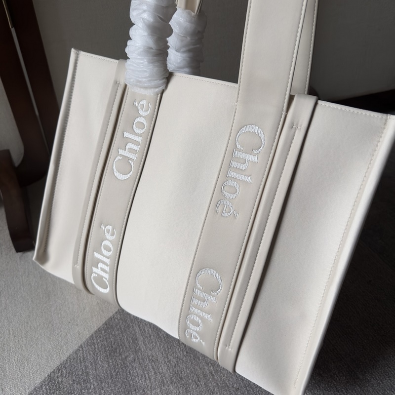 Chloe Woody中號托特包采用尼龍制成，是一款寬大的日常手袋。寬敞的內隔層