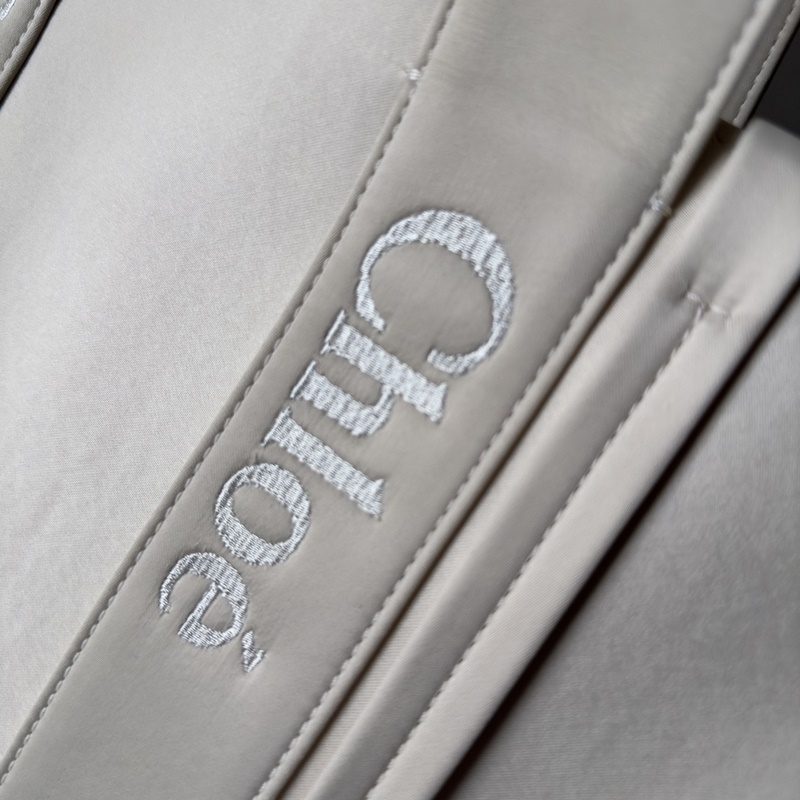 Chloe Woody中號托特包采用尼龍制成，是一款寬大的日常手袋。寬敞的內隔層