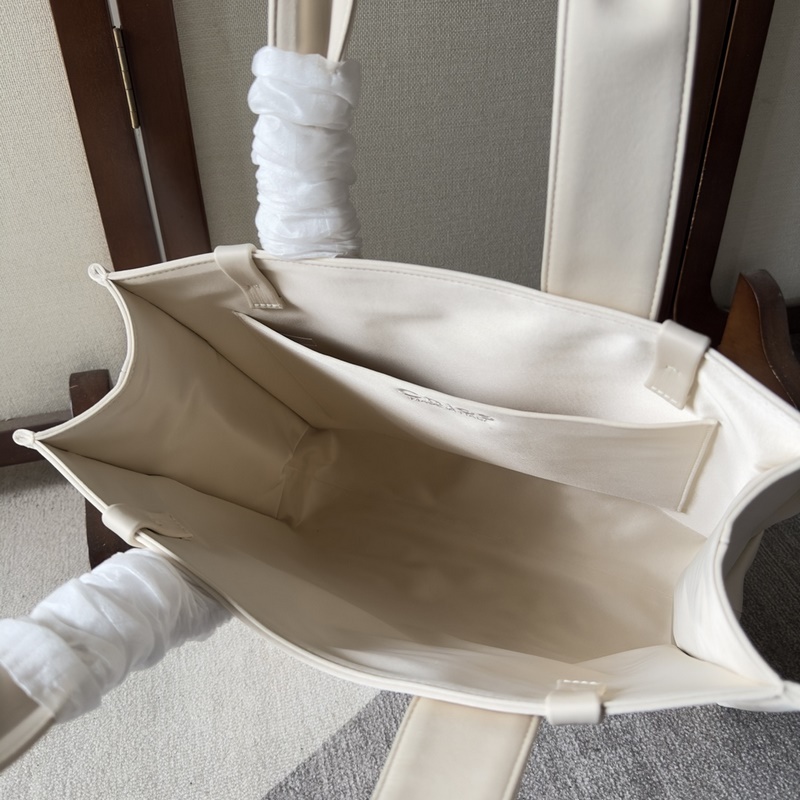 Chloe Woody中號托特包采用尼龍制成，是一款寬大的日常手袋。寬敞的內隔層