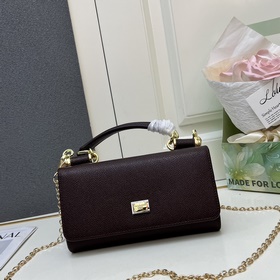 Dolce & Gabbana 杜嘉班納]進口牛皮 簡單時尚為主，同時打造時尚而