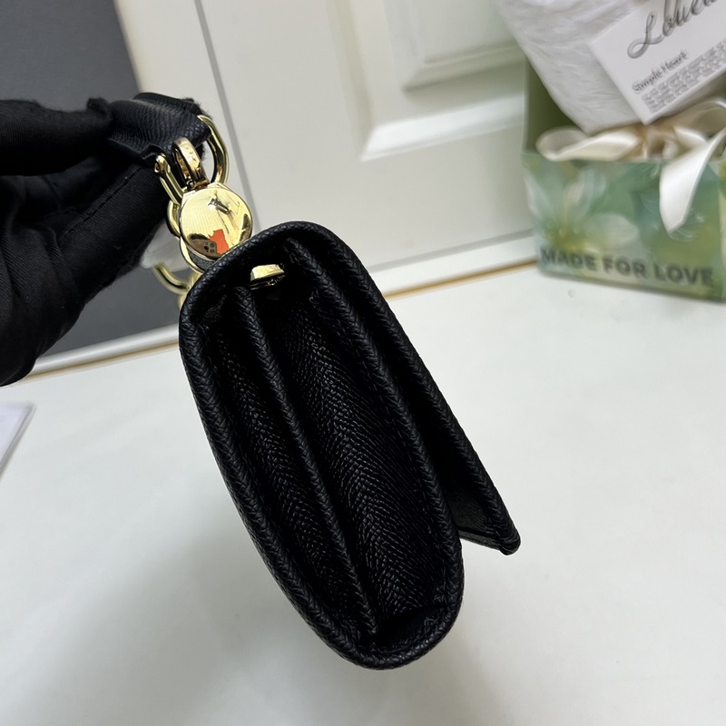 Dolce & Gabbana 杜嘉班納]進口牛皮 簡單時尚為主，同時打造時尚而