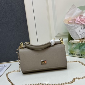 Dolce & Gabbana 杜嘉班納]進口牛皮 簡單時尚為主，同時打造時尚而