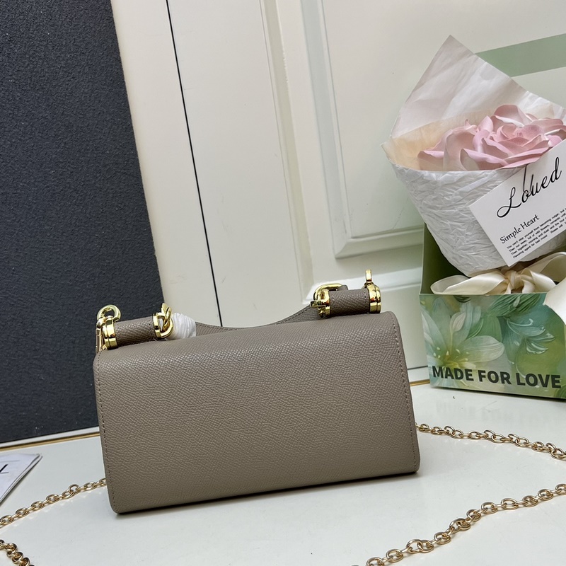 Dolce & Gabbana 杜嘉班納]進口牛皮 簡單時尚為主，同時打造時尚而