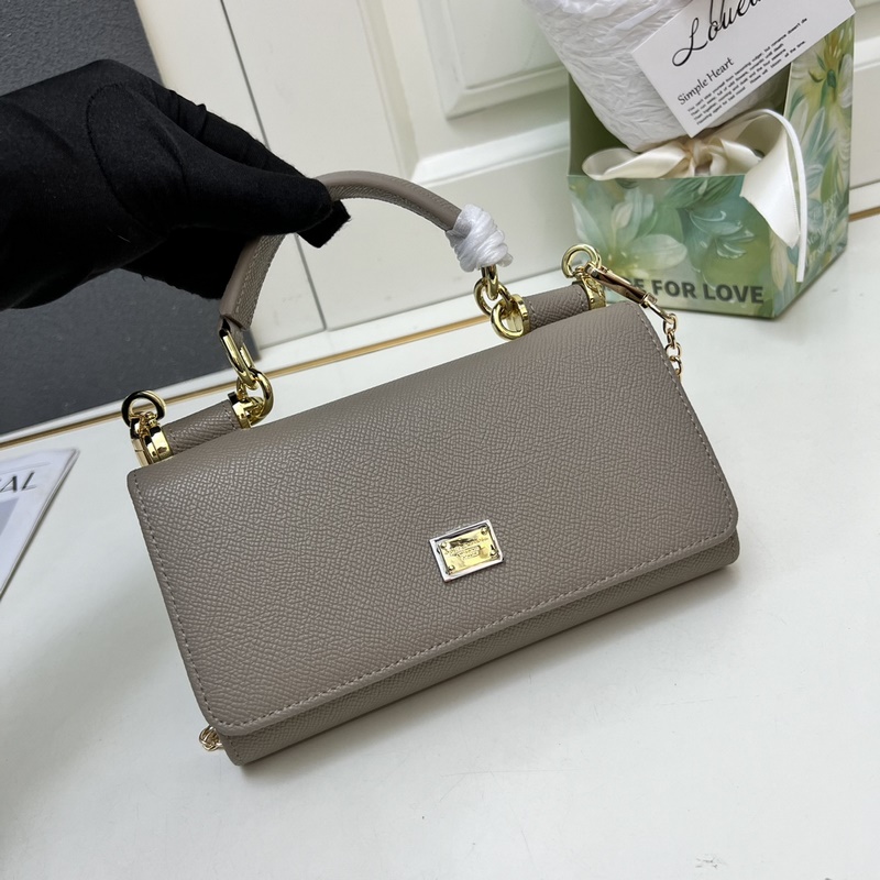 Dolce & Gabbana 杜嘉班納]進口牛皮 簡單時尚為主，同時打造時尚而