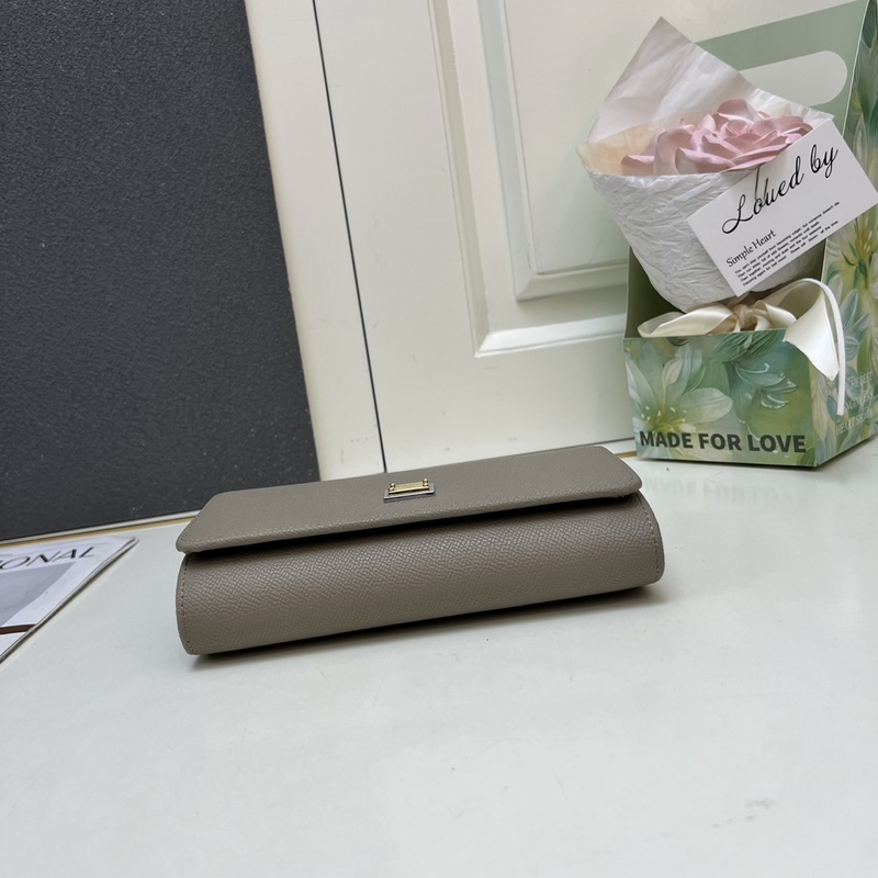 Dolce & Gabbana 杜嘉班納]進口牛皮 簡單時尚為主，同時打造時尚而