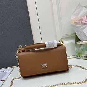 Dolce & Gabbana 杜嘉班納]進口牛皮 簡單時尚為主，同時打造時尚而